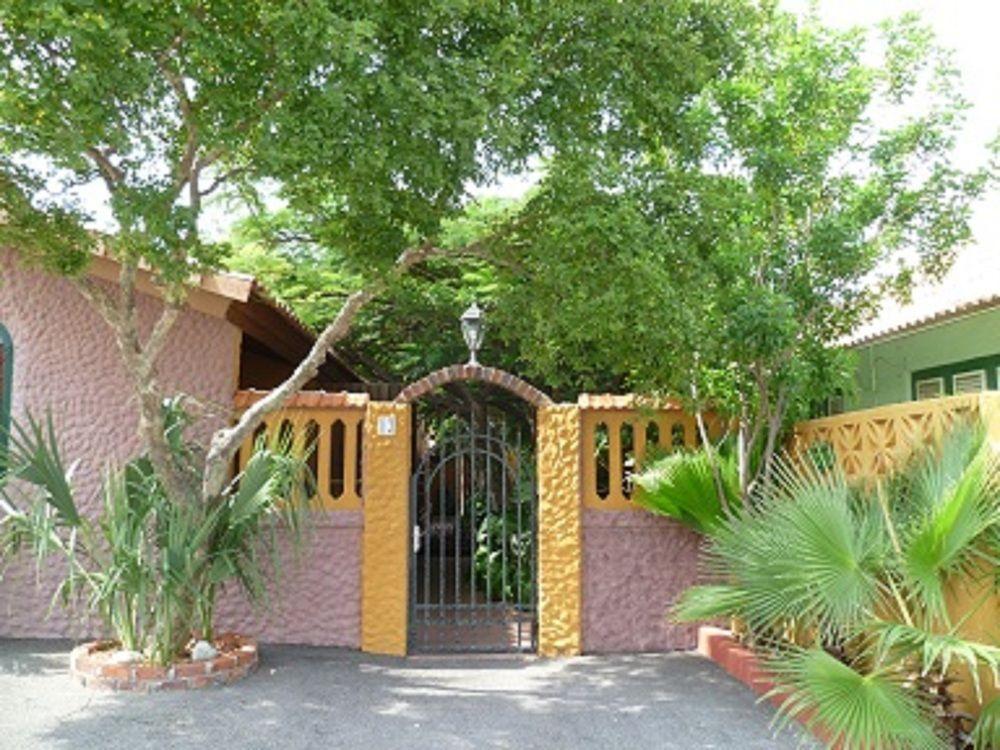 Flamboyant Garden Villas Oranjestad Exterior foto