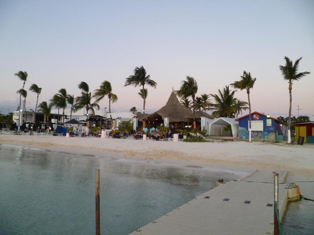 Flamboyant Garden Villas Oranjestad Exterior foto